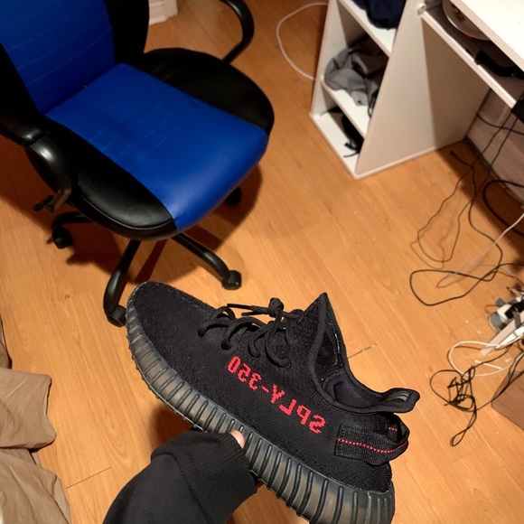 Yeezy 350 v2 Bred - Picture 2 of 3